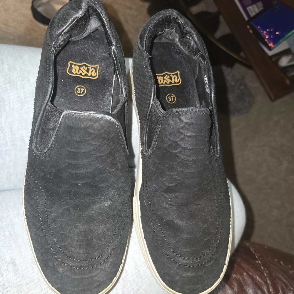 Ash Black Textured Loafers